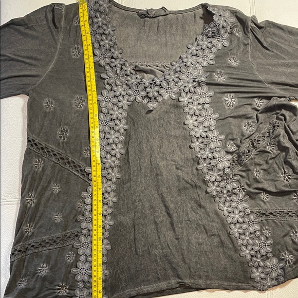 Freckled Poppy x POL Embroidered Detail Gray Women's Top - NWOT - Picture 4 of 10